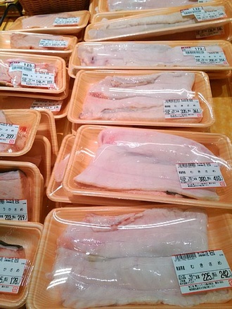 スーパーに並ぶサメ肉