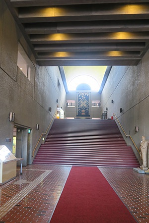 文化会館の大きい階段手前を左に曲がり、