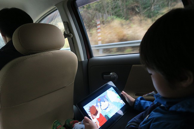 iPadで「妖怪ウォッチ劇場版」を観る息子