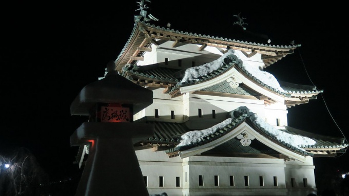 弘前城天守閣と雪燈籠