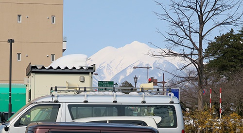 スターバックス隣の駐車場から見た岩木山