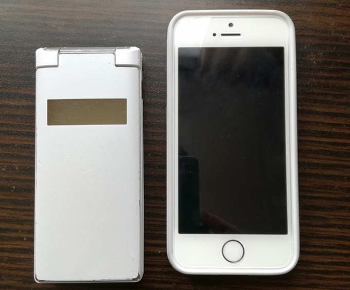 左の折り畳みPHSから右のiPhone5sに機種変更