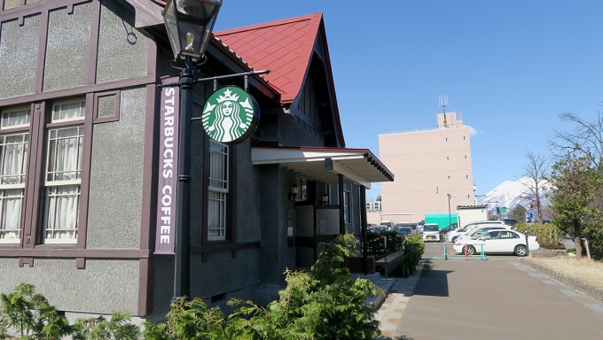 スターバックスコーヒー弘前公園前店と春の岩木山