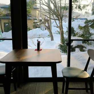 雪景色を眺める窓側の席