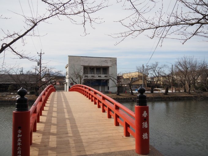 春陽橋の向こうに見える旧水族館