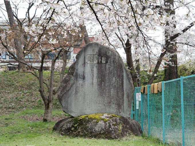 弘前公園の前田光世先生顕彰碑